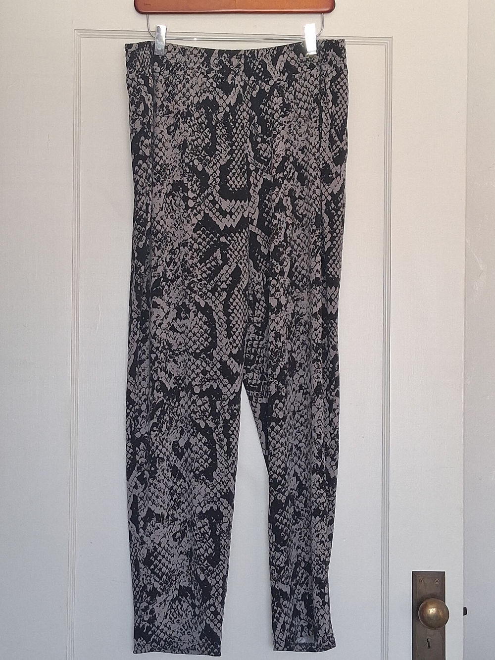 IMAN Snakeskin Pants L Black Gray Stretch Pull‑On with Pockets